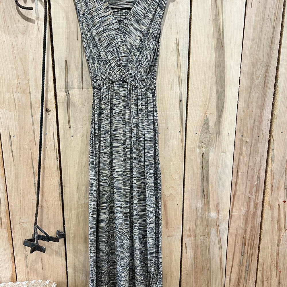 Spense Black and White Sleeveless V-Neck Maxi Sundress